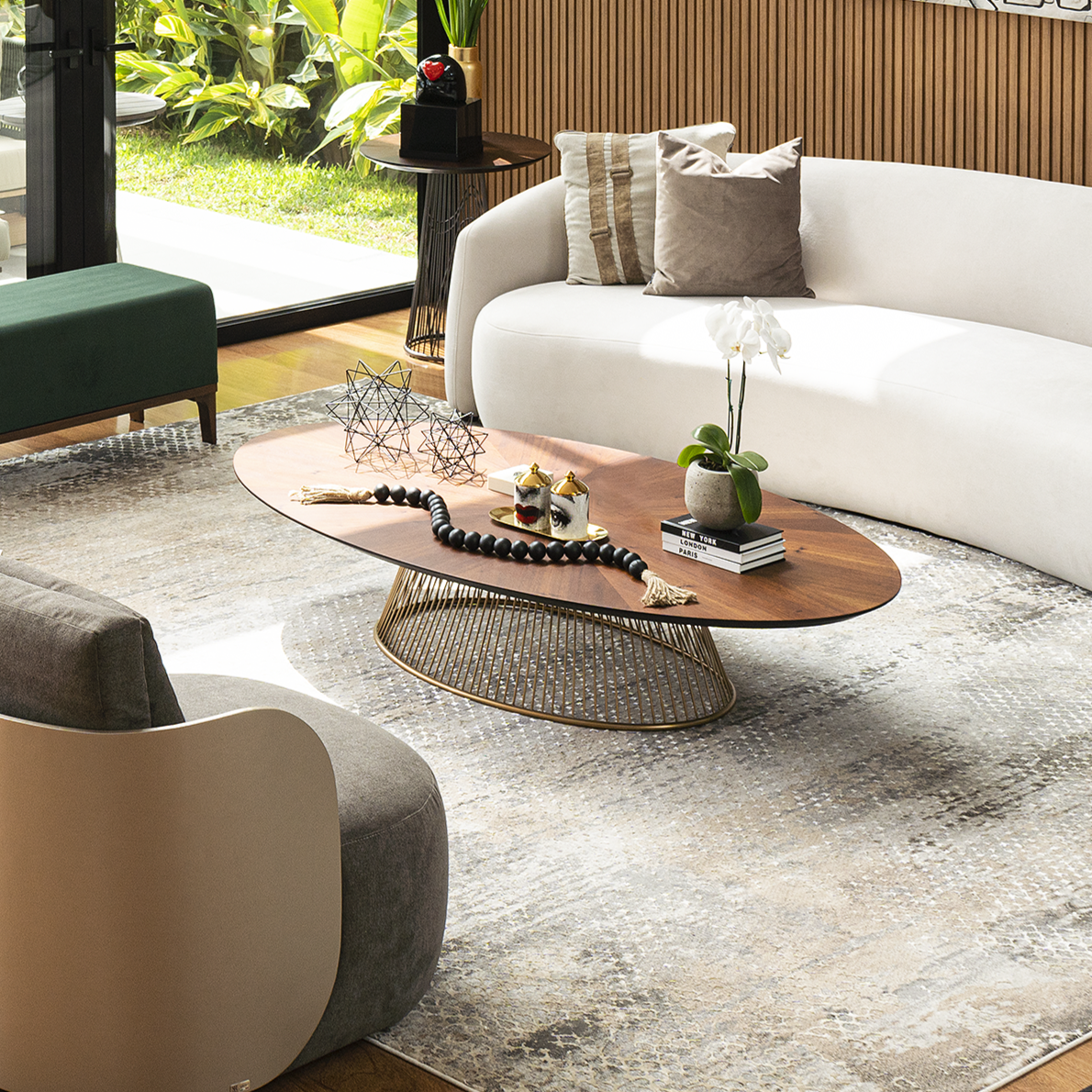 LOUNGE POLTRONA LORIS CENTRO SUEZ BANQUETA NOAH.png