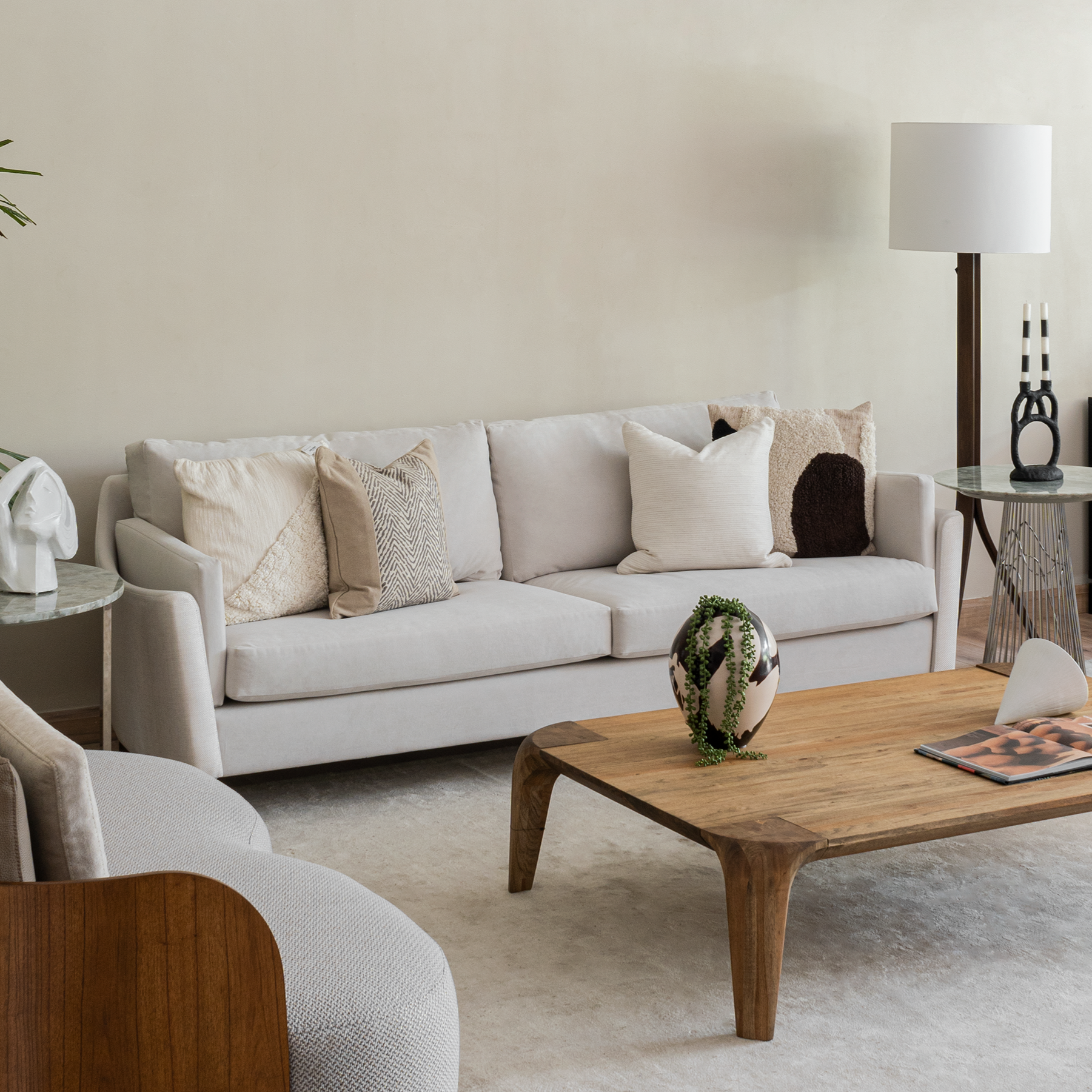 SOFA LEO SOFA LORIS CENTRO NATURE JARRON SUJETADOR DE VELAS COJINES