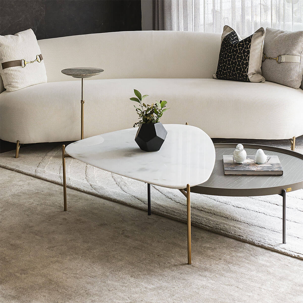 3357 Mesa de Centro Le Tour Marmol Triangular Mediana 1