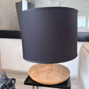 Lampara de Mesa y Pantalla Negra