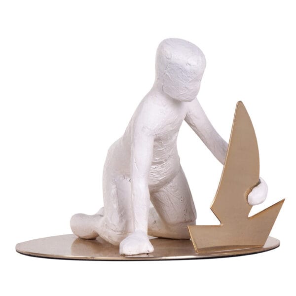 Escultura Brincando con Barquito