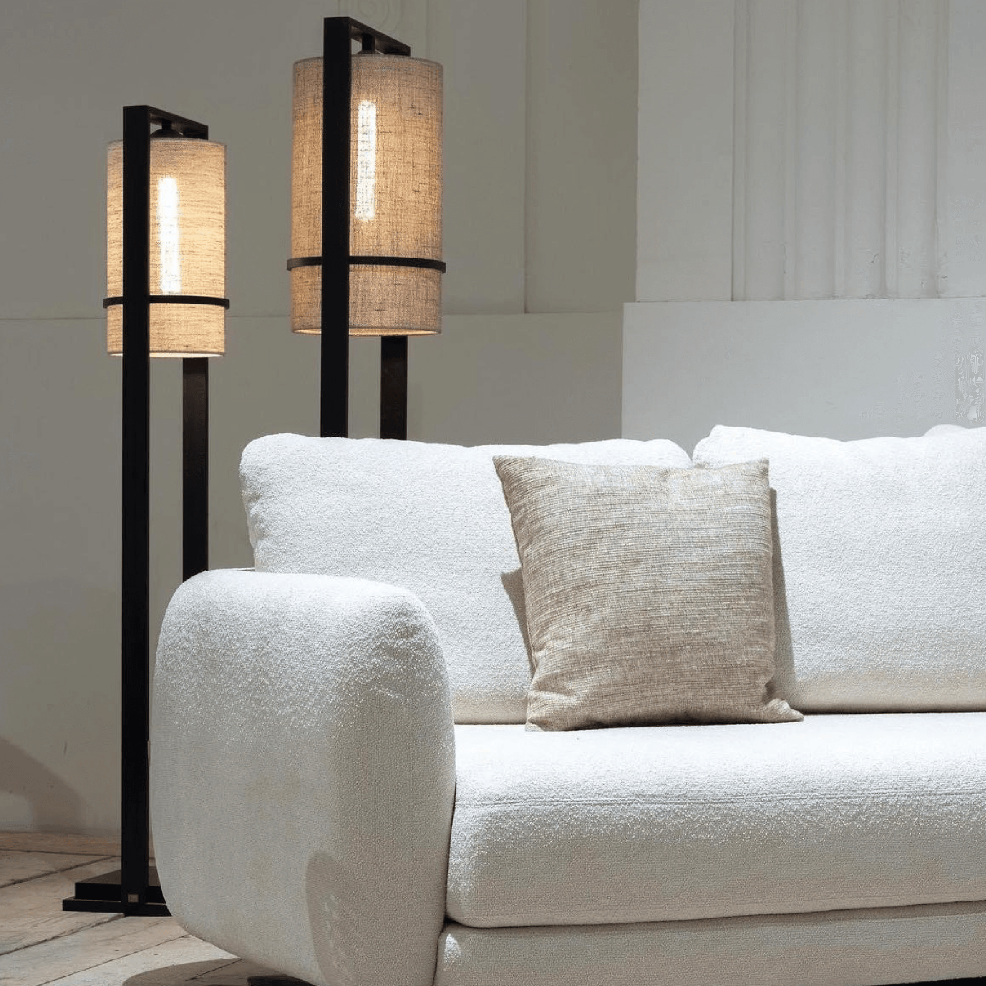 Luminaria de Pie Floor Cubo Gris